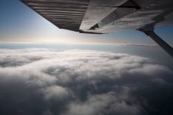 Mit der Cessna über den Wolken